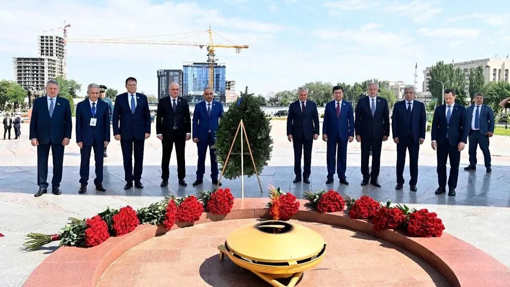 Главы парламентов Беларуси, Казахстана, Кыргызстана, России и Таджикистана возложили венок к Вечному огню в Бишкеке
