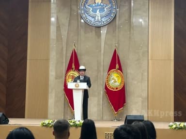 Садыр Жапаров вручил президентские стипендии 92 лучшим студентам страны