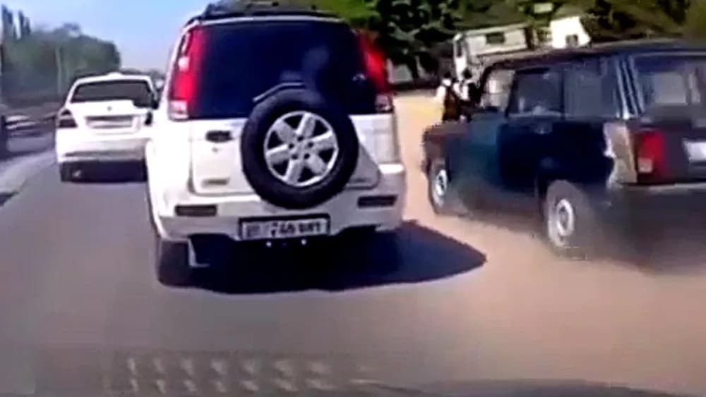 В городе Кант автомобиль, проехавший по обочине дороги, едва не сбил школьников