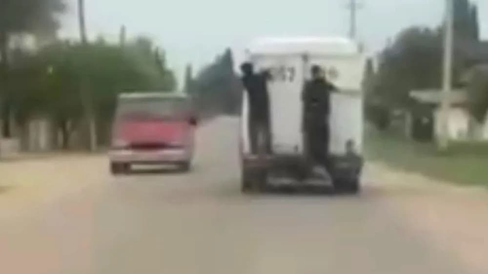 В Чуйской области водителя оштрафовали на 15 000 сомов за опасную перевозку людей