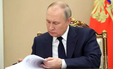 Владимир Путин подписал закон о защите русского языка