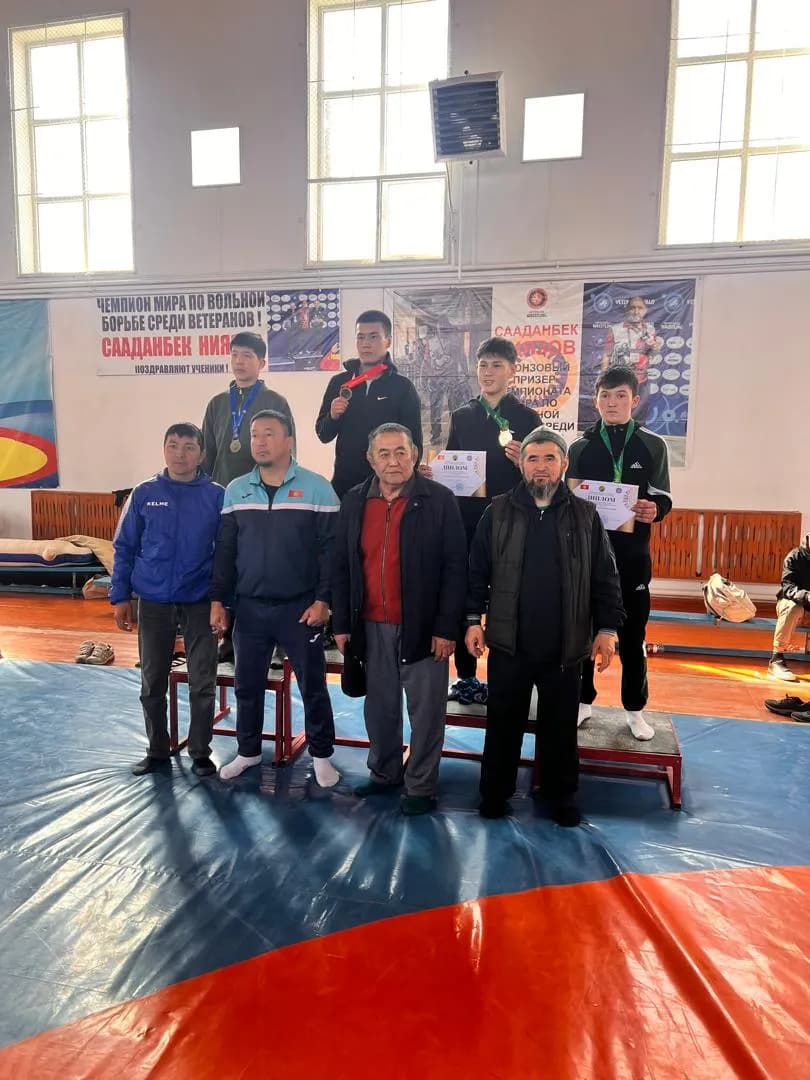 Юноши из Жайылского района завоевали путевки на чемпионат КР во вольной борьбе.