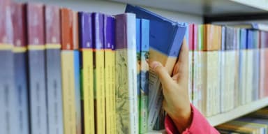 Киргизскому вузу подарили книги на русском языке
