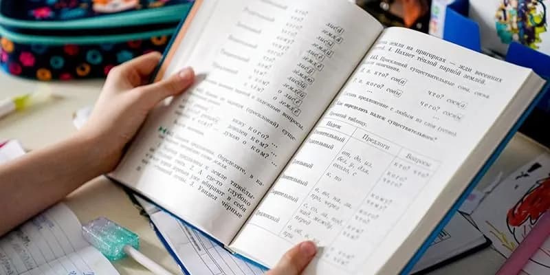 Россия передала Киргизии сертификат на новые учебники русского языка