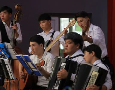 Сибирский меценат передал Ошскому музыкальному училищу музыкалльные инструменты.