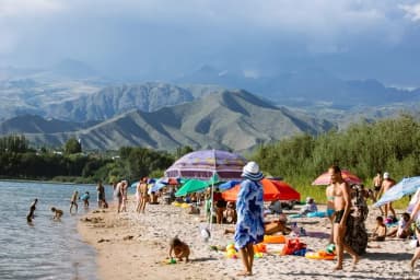 Курортный бум: тысячи туристов устремились к берегам Иссык-Куля